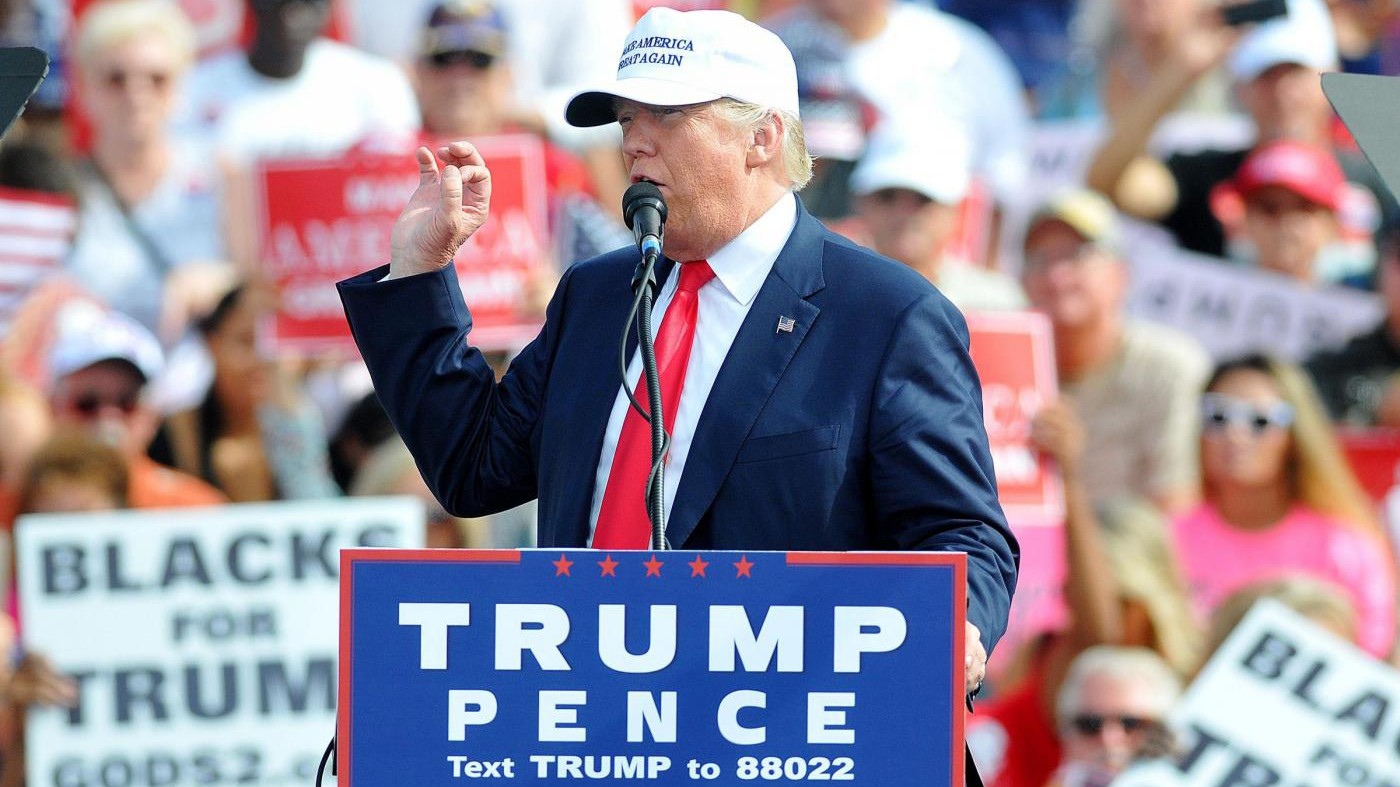 Trump: Clinton sono criminali, attacchi sono orchestrati da loro