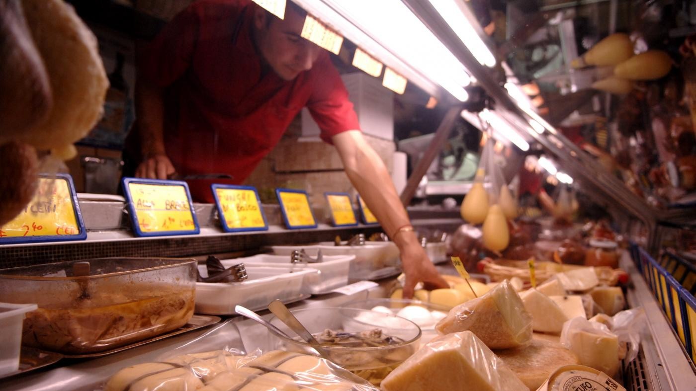 Oltre 4 italiani su 10 mangiano cibi scaduti, spesso da più giorni