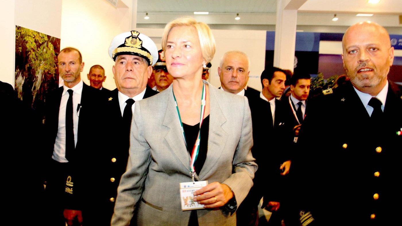 Pinotti: Soldati italiani a confine russo. M5S: Mosca non è nemico