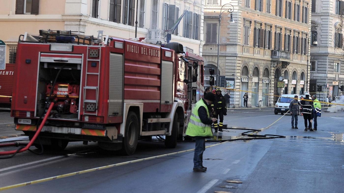 Roma, albero cade su scuolabus, 3 feriti tra cui una bambina