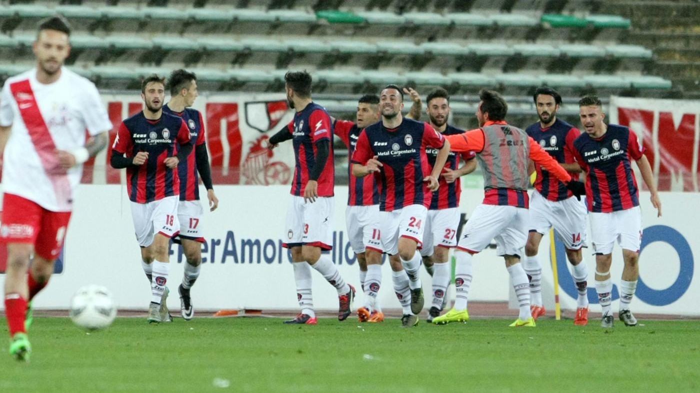 Crotone vince fuori casa con il Bari e torna in testa