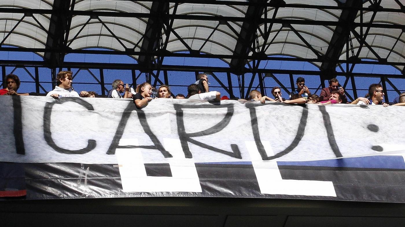 Ultras dell’Inter espongono striscione sotto casa di Icardi