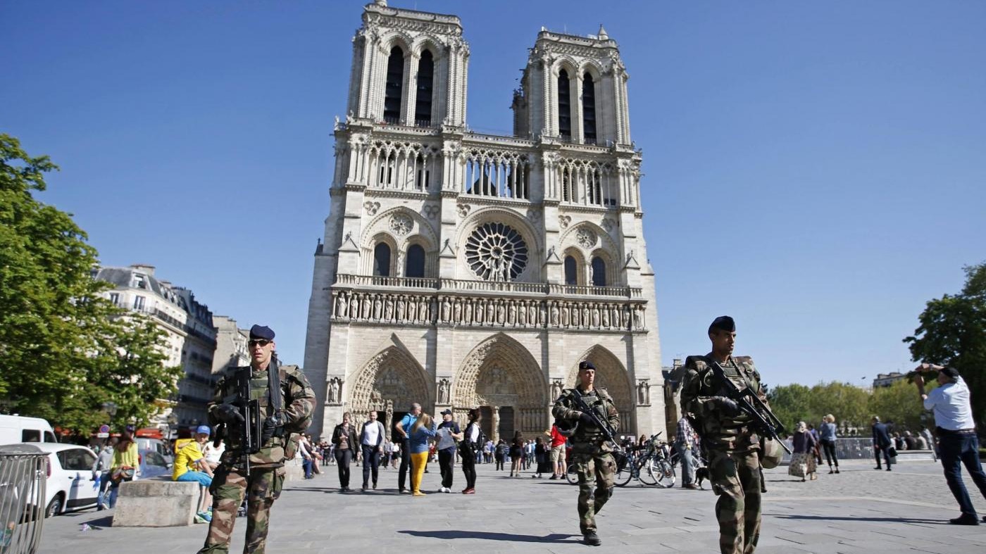 Paura a Notre Dame: trovata automobile piena di esplosivi