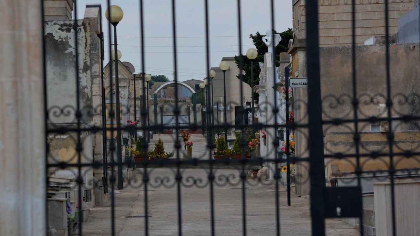 Caltagirone, macabra scoperta al cimitero: sacchi pieni di ossa umane