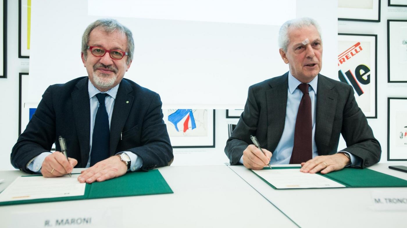 Tronchetti Provera e Roberto Maroni firmano l’accordo tra regione e Pirelli
