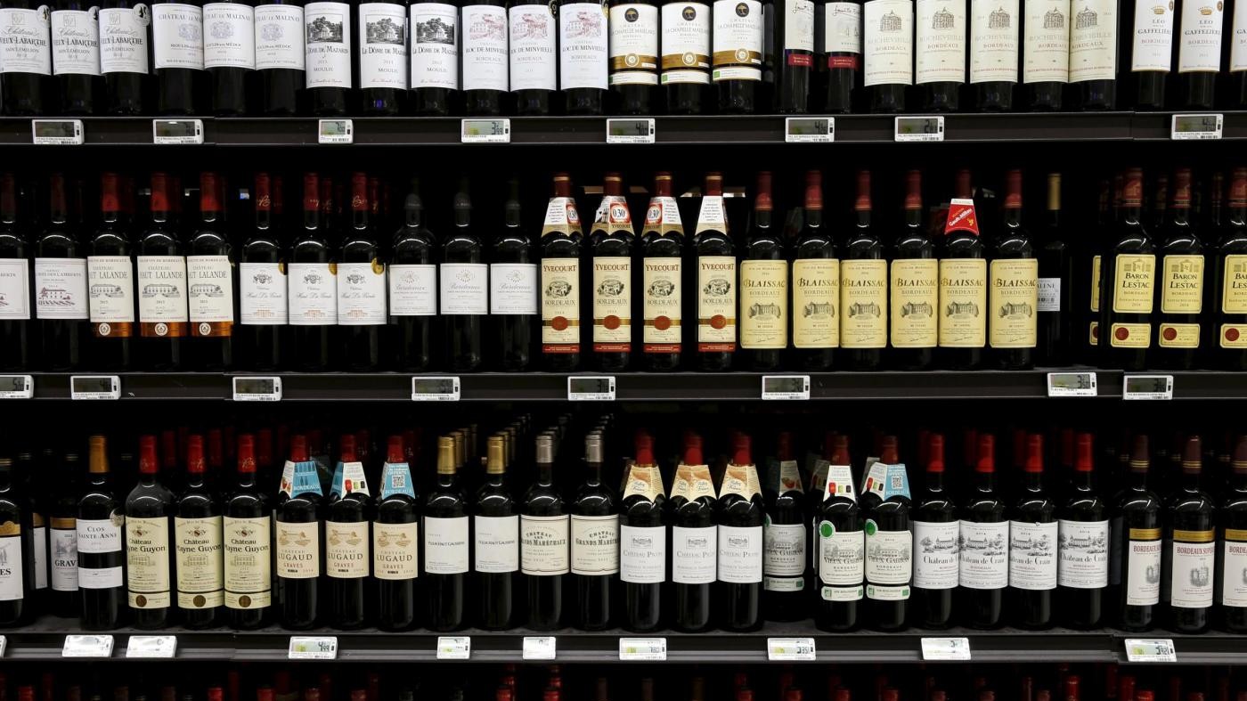 Bottiglie di vino rosso esplodono in supermarket tedeschi
