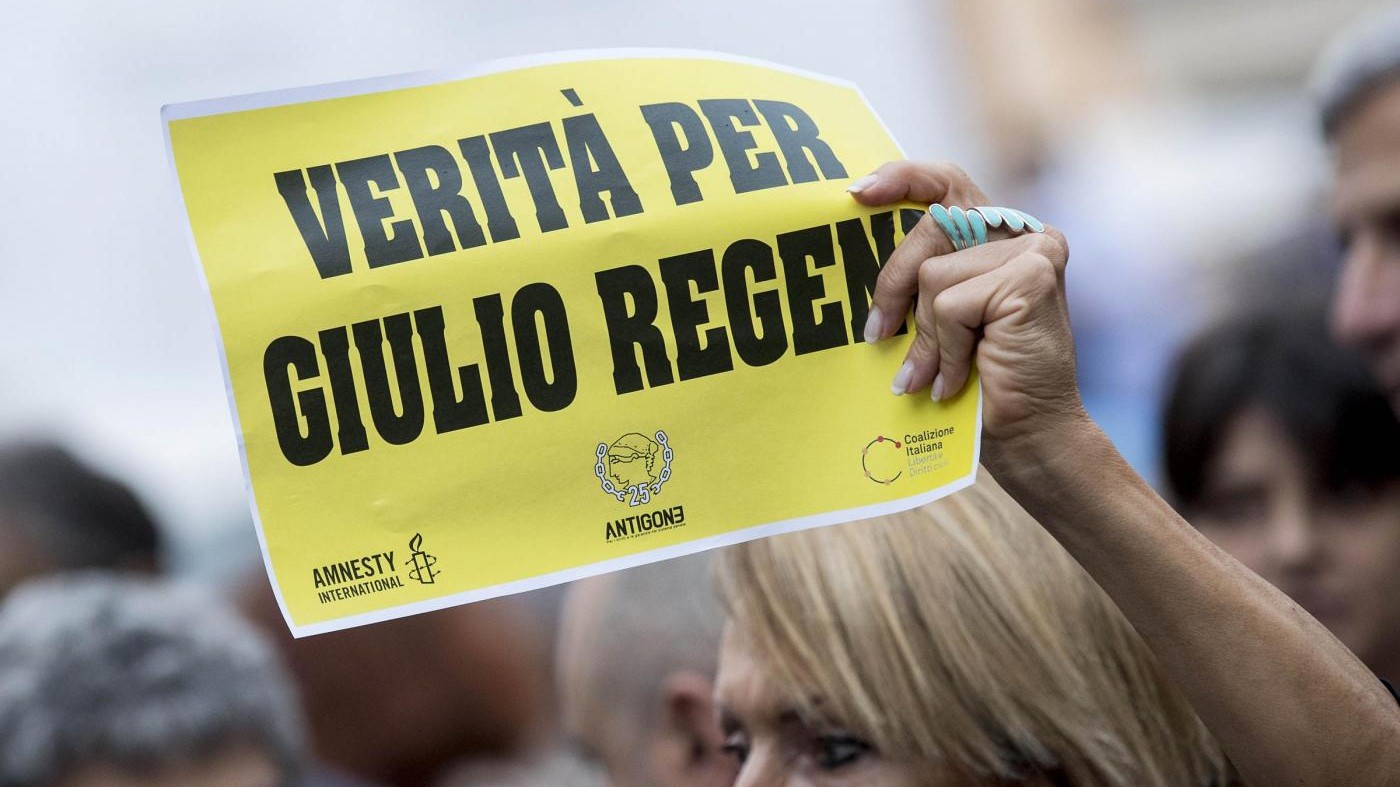 Regeni, sul corpo di Giulio lettere incise con un coltello