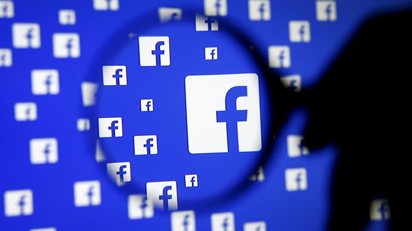 Bufera su Facebook: vieta foto ‘bimba napalm’, accuse di censura