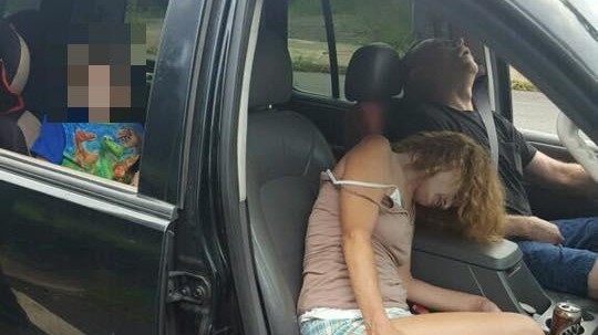 Foto shock sul web: genitori in overdose in auto davanti a figlio