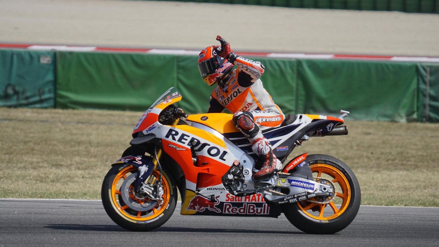 MotoGp, si scaldano i motori: Marquez leader nel warm up