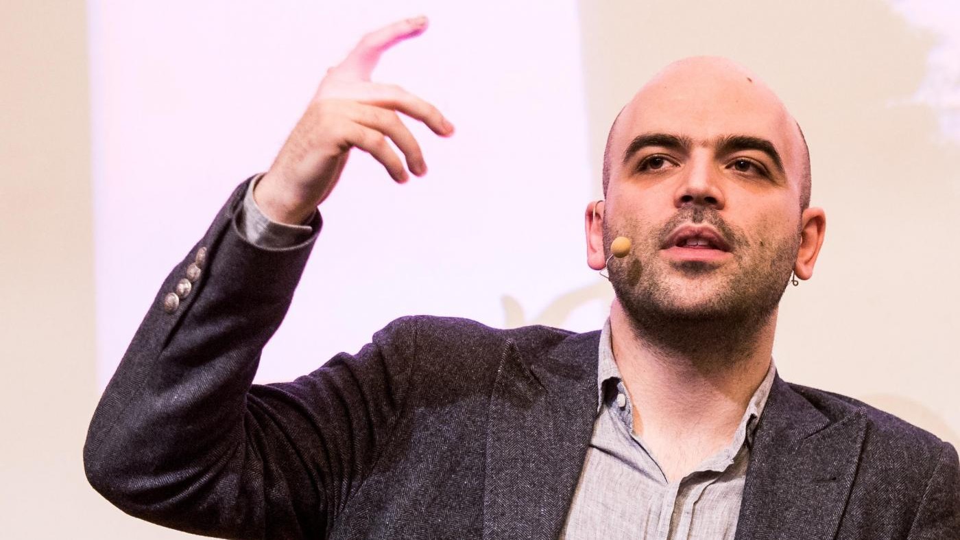 Saviano: Scorta a Virginia Raggi? Disgustose le accuse alla sindaca