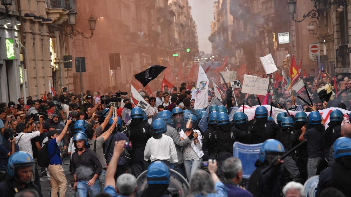 Scontri per Renzi a Catania, Digos sequestra caschi e bastoni