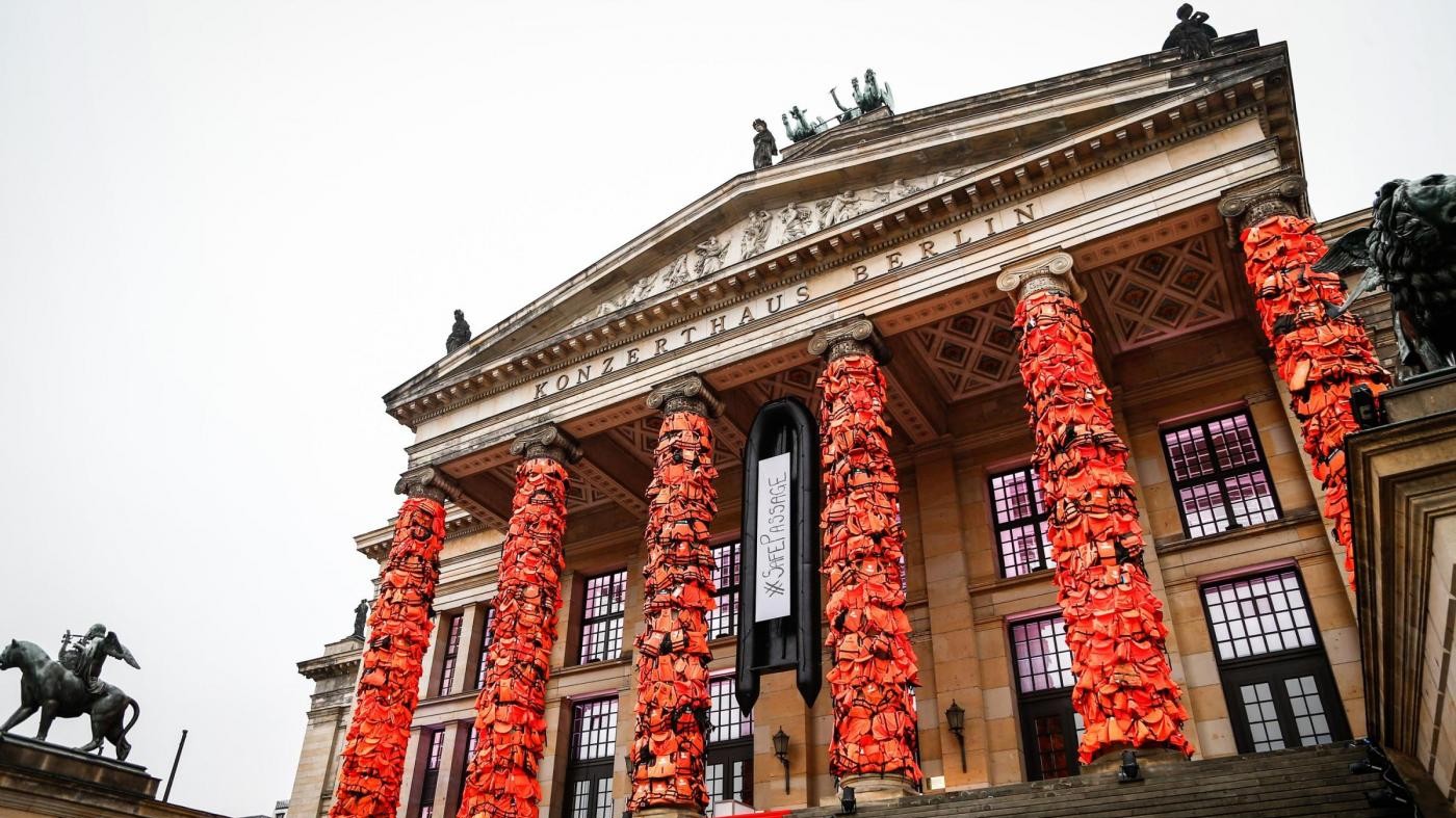 Migranti, a Berlino ‘memoriale’ Ai Weiwei con giubbotti salvagente