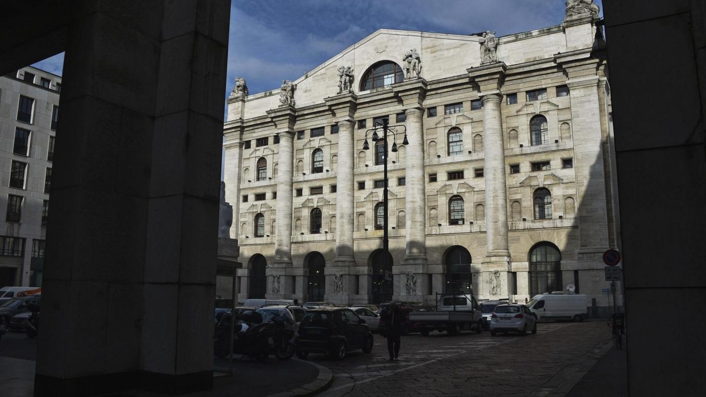 Borsa, Milano chiude in netto calo: banche sotto pressione