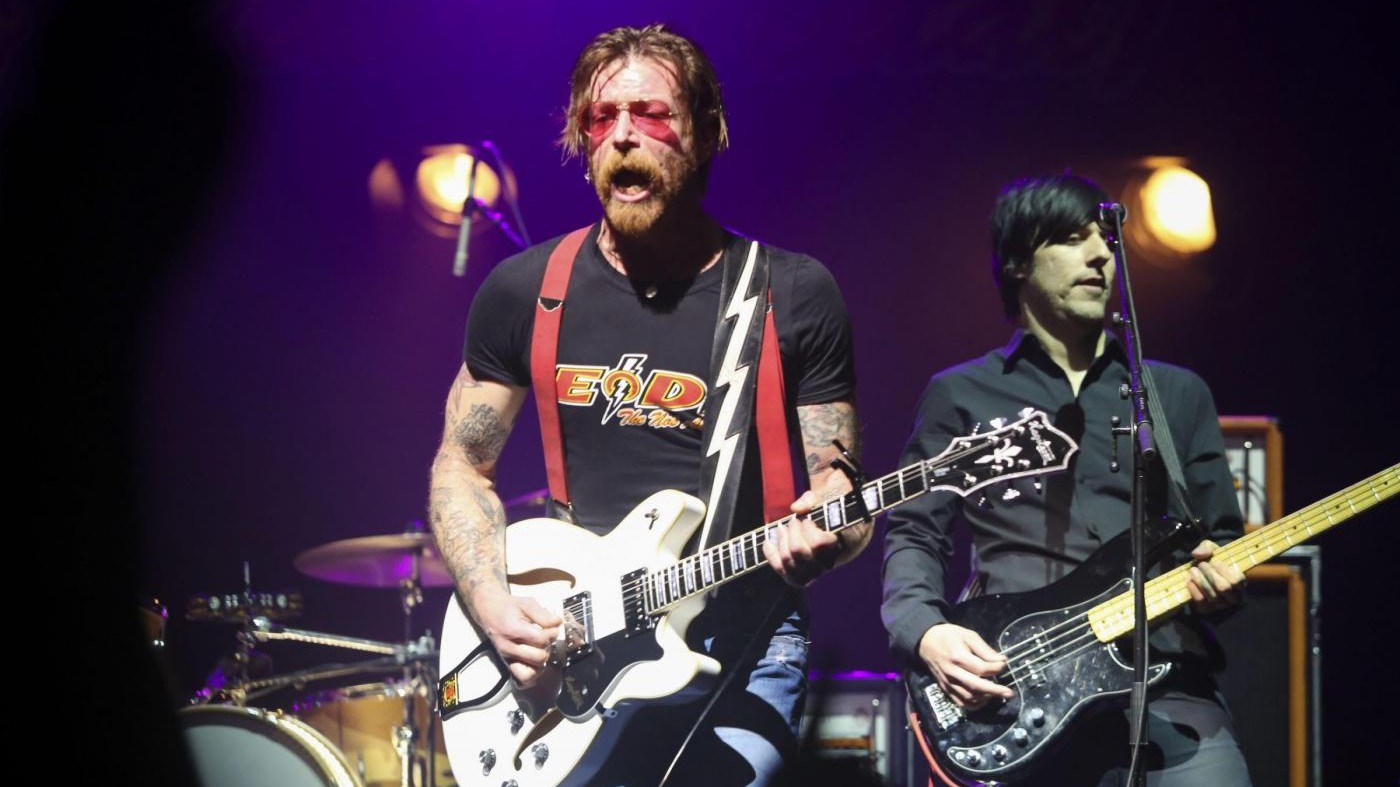 Parigi, live degli Eagles of Death Metal tra rock e ricordo