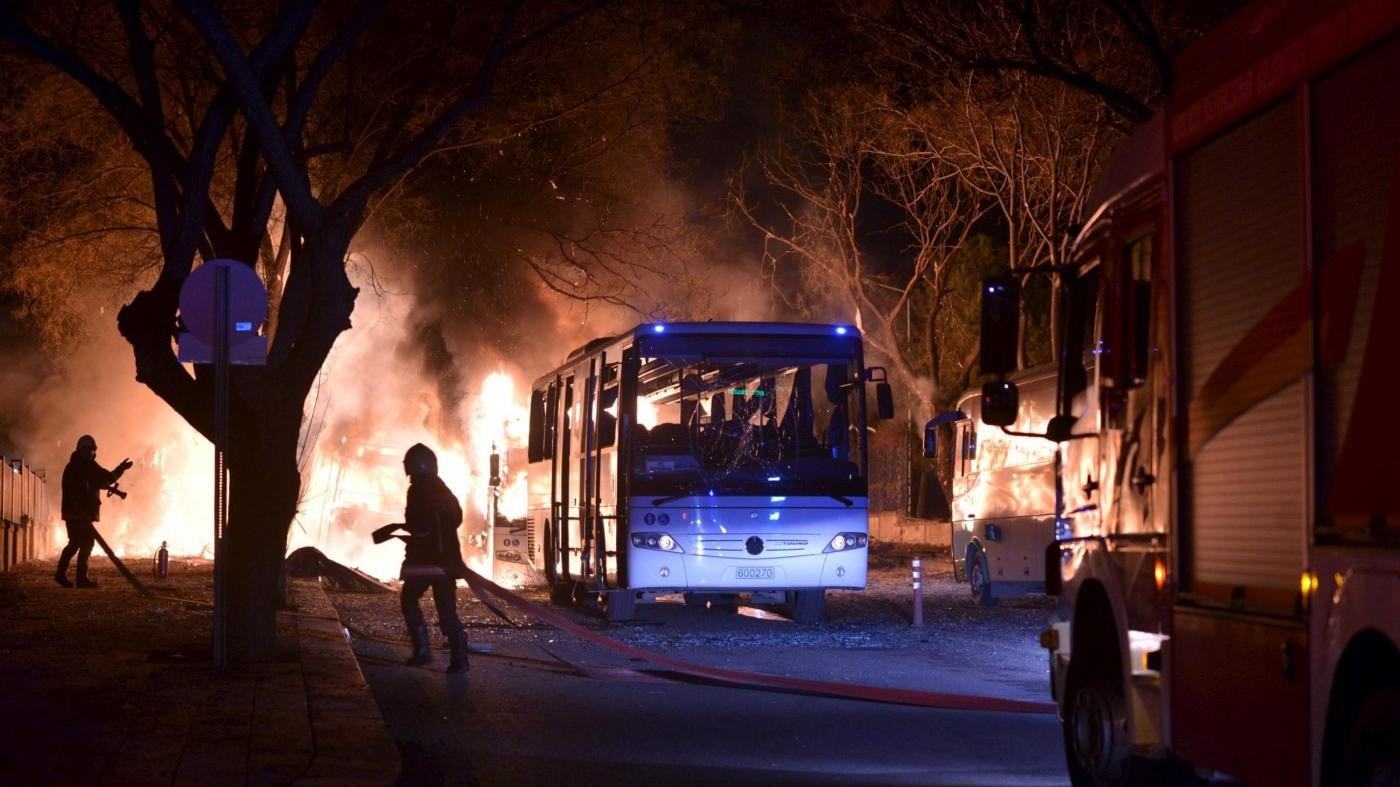 Ankara, autobomba contro convoglio di militari