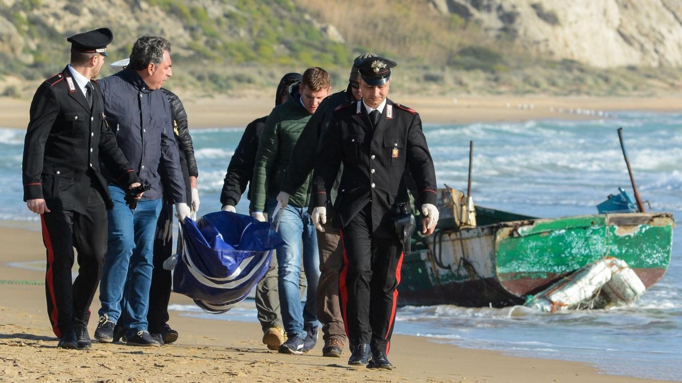 Migranti, tragico sbarco a Siculiana: cadaveri in mare