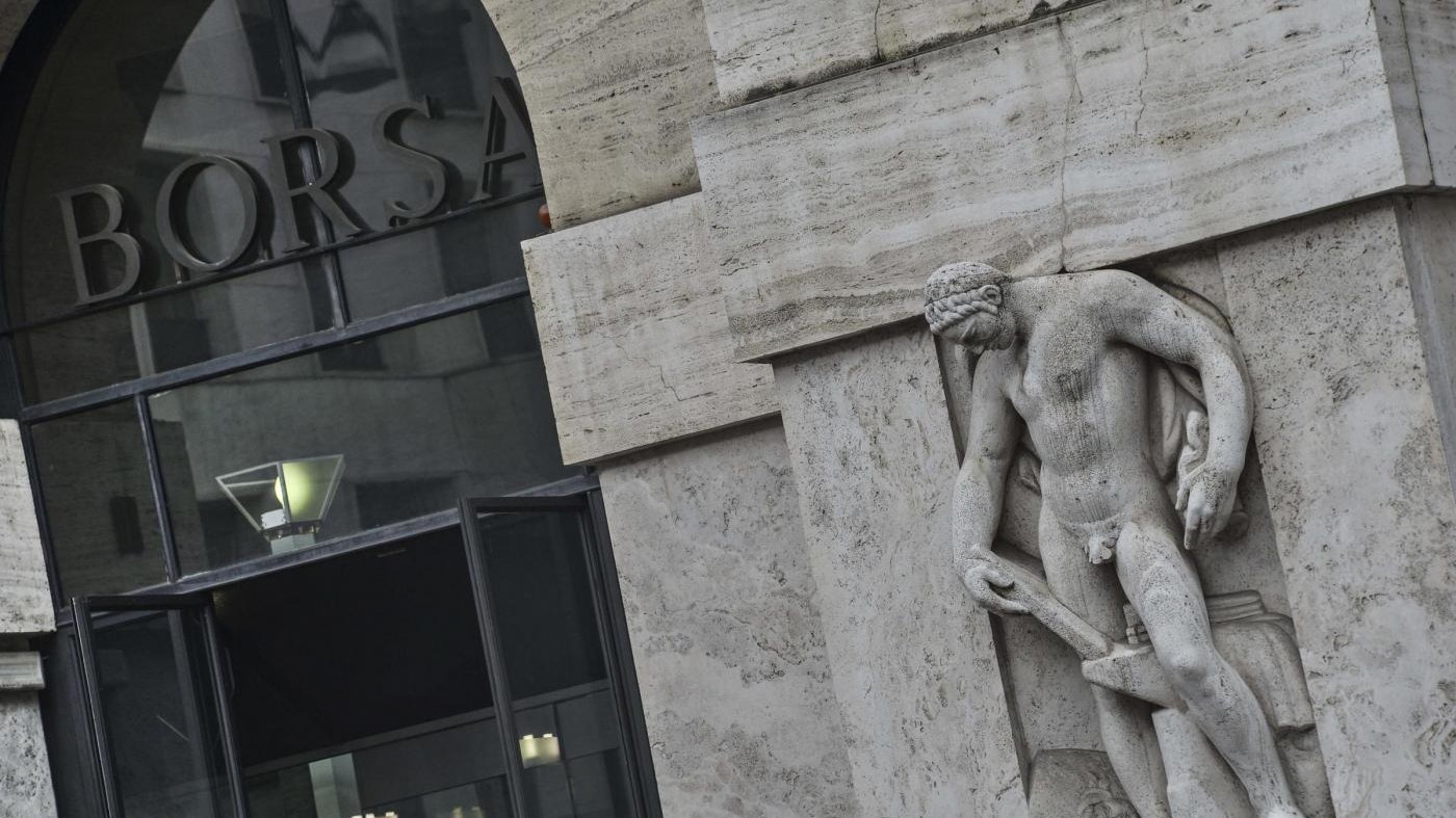 Borsa, Milano chiude in cauto rialzo: ok Fca, vola Moncler