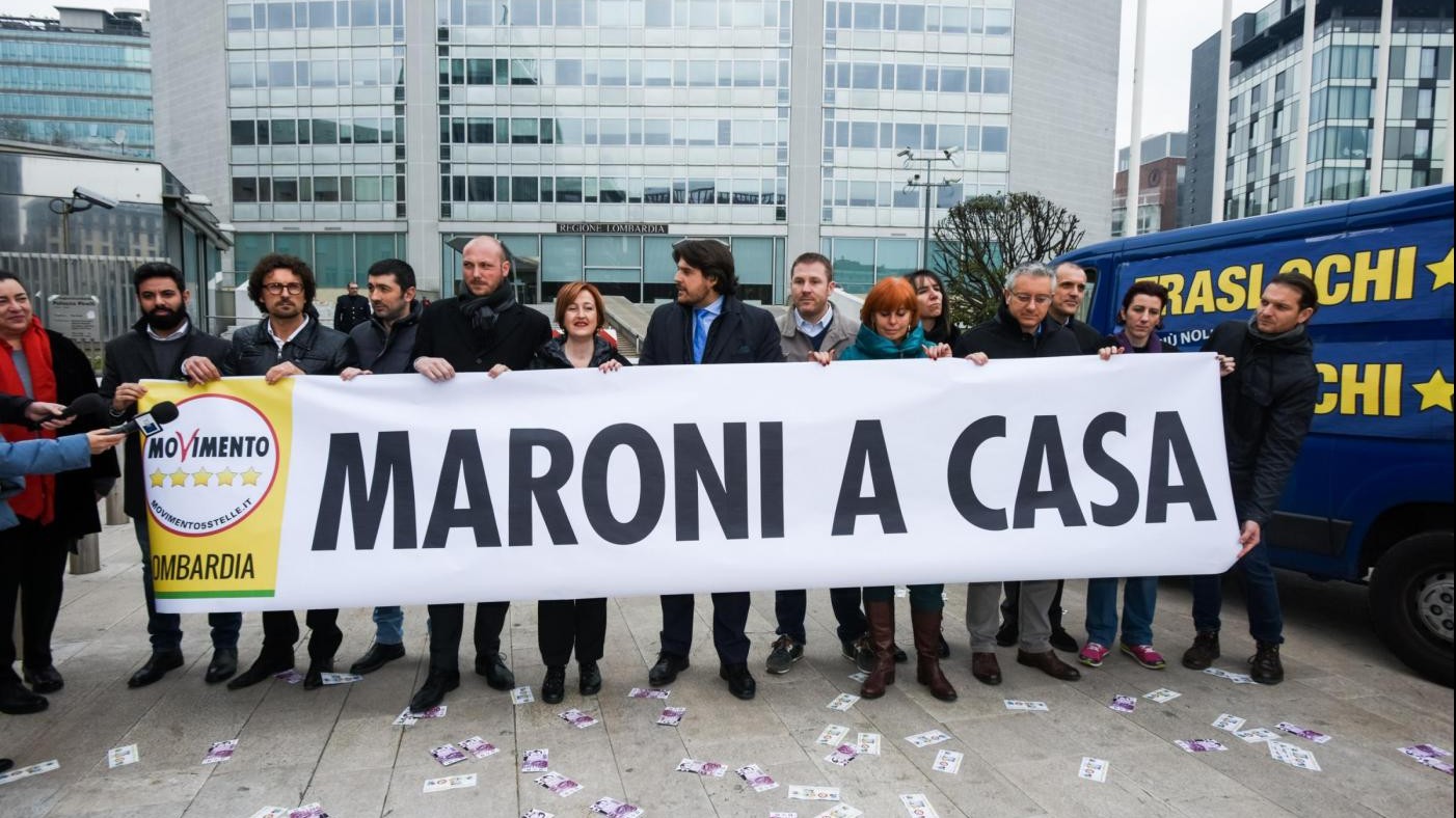 “Sfrattiamo Maroni” flash mob M5S davanti al Pirellone a Milano