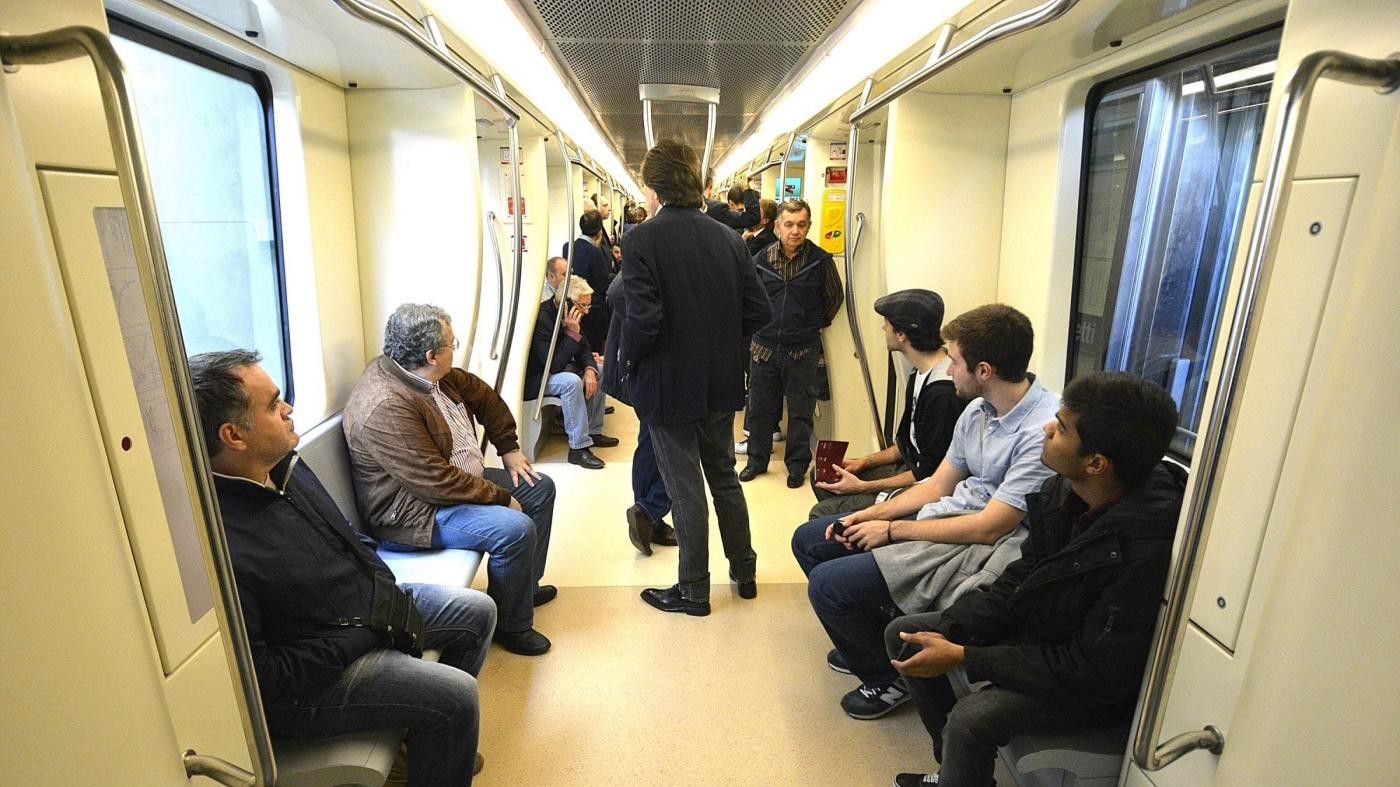 Roma, ragazzo cade sotto convoglio della metro: è grave