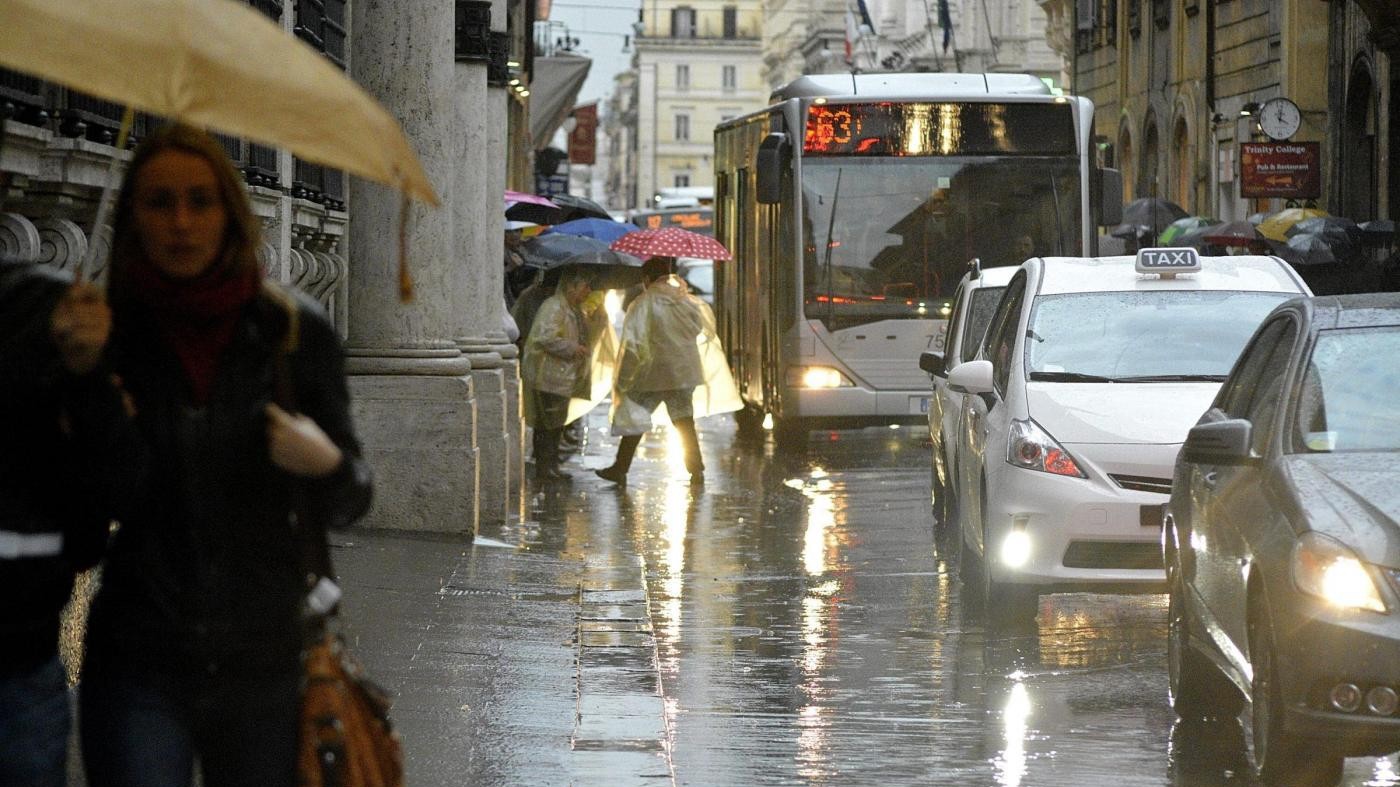 Roma, allagamenti e traffico in tilt per il maltempo