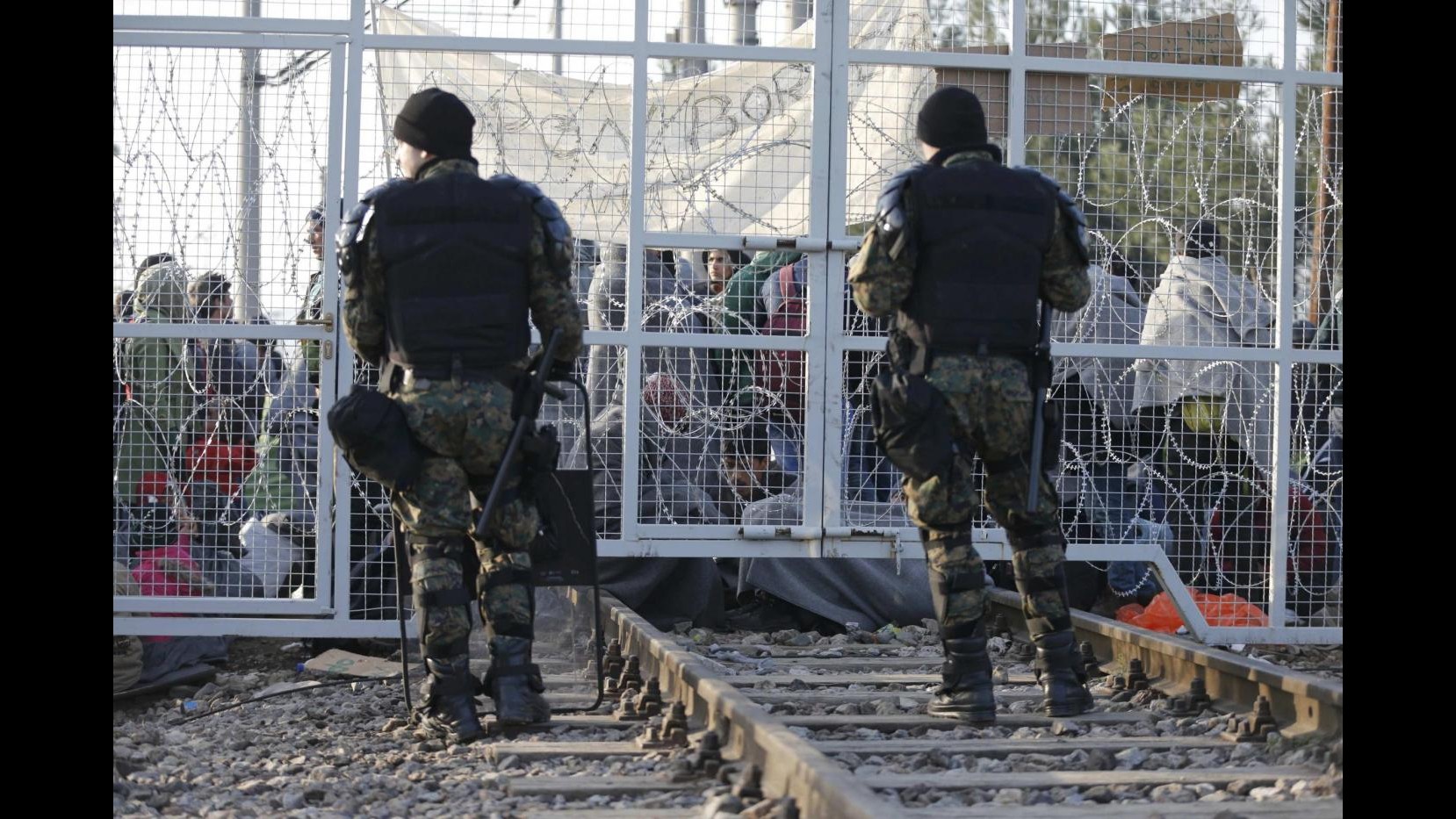 Centinaia di migranti bloccati al confine greco macedone