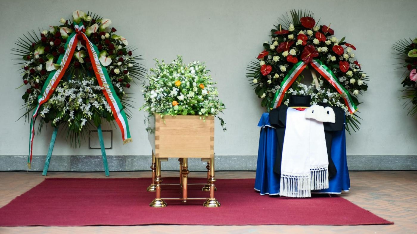 Folla ai funerali di Umberto Eco a Milano
