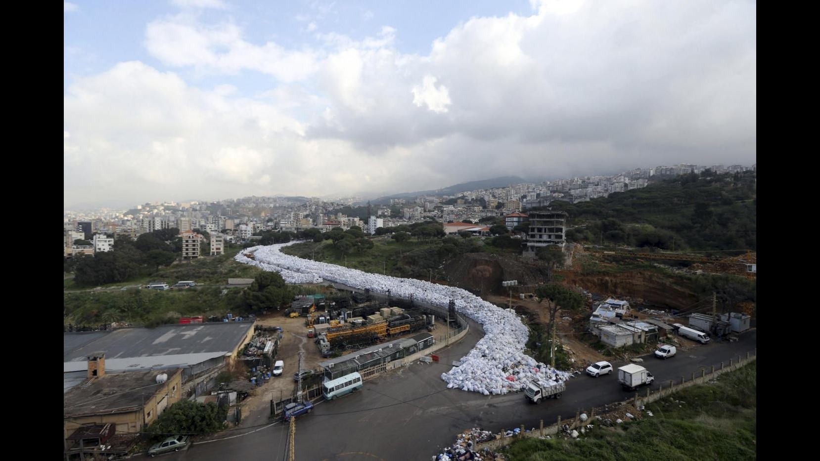 Libano, emergenza rifiuti a Beirut: l’immondizia invade le strade