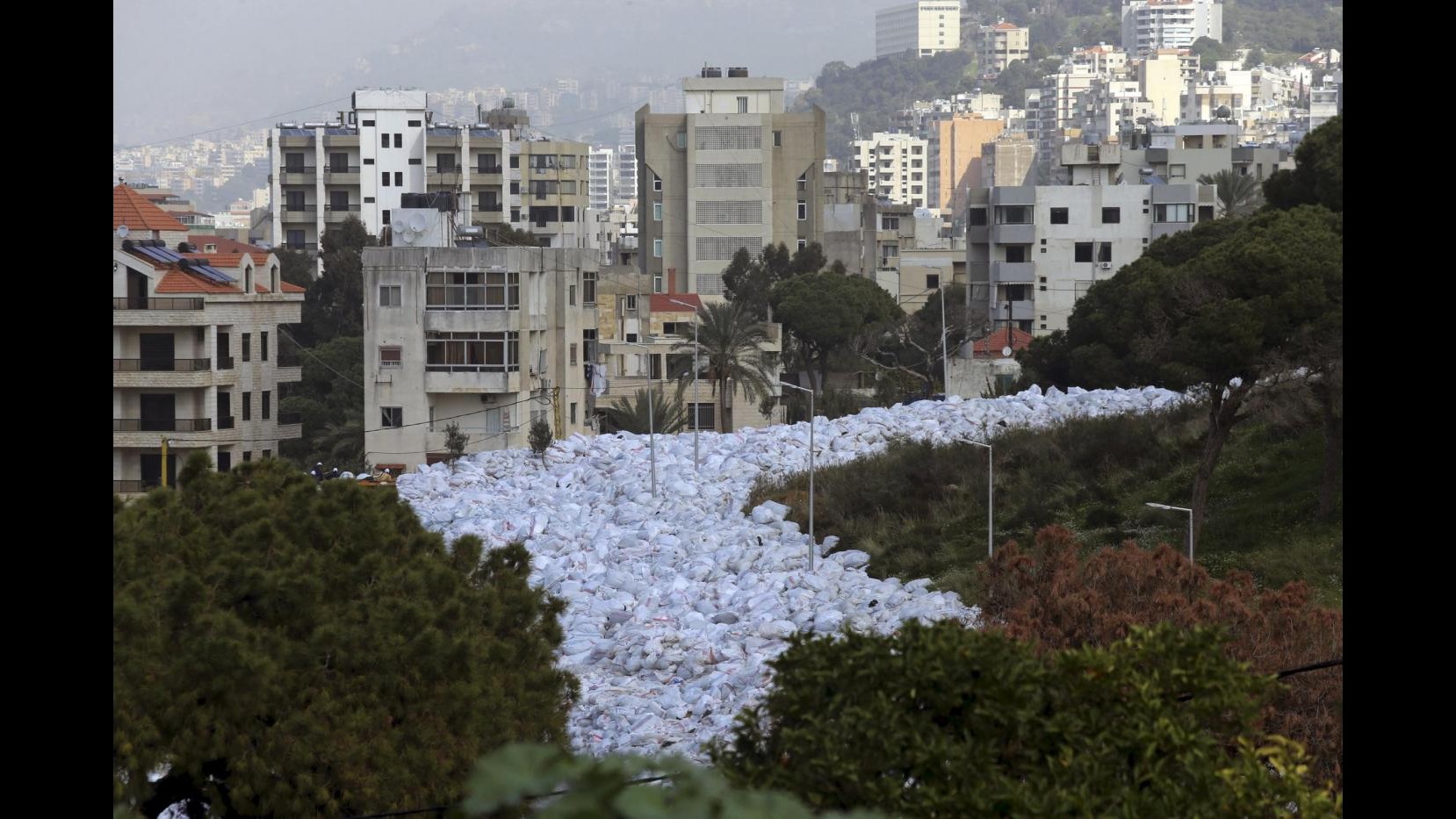 Libano, emergenza rifiuti a Beirut: l’immondizia invade le strade
