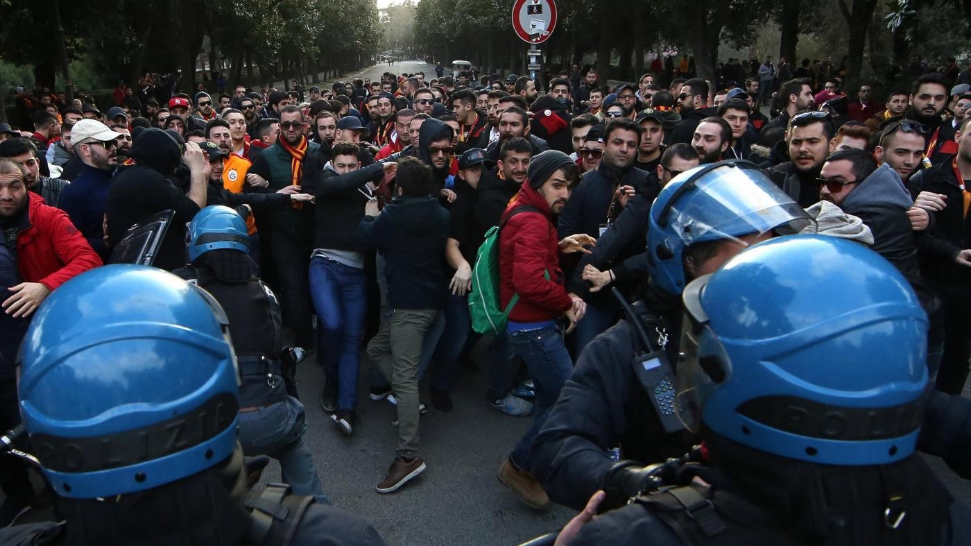 Lazio-Galatasaray: scontri a Roma tra tifosi turchi e polizia