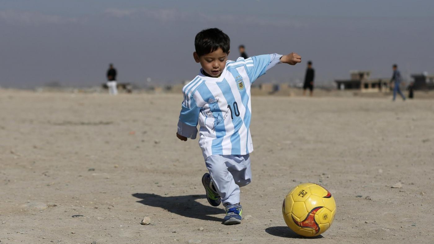 FOTO Messi regala la sua maglia al piccolo Murtaza