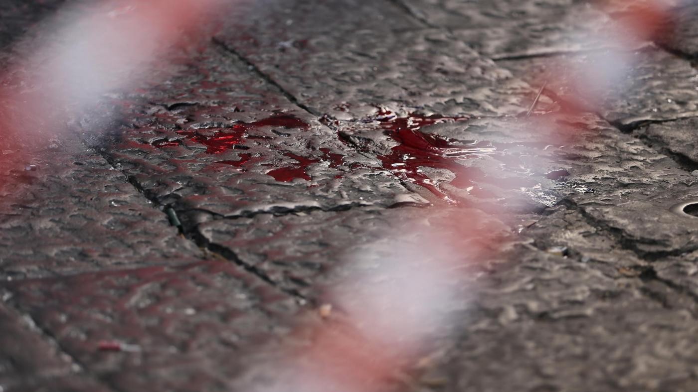 Napoli, donna ferita in agguato. Forse ha fatto da scudo al figlio