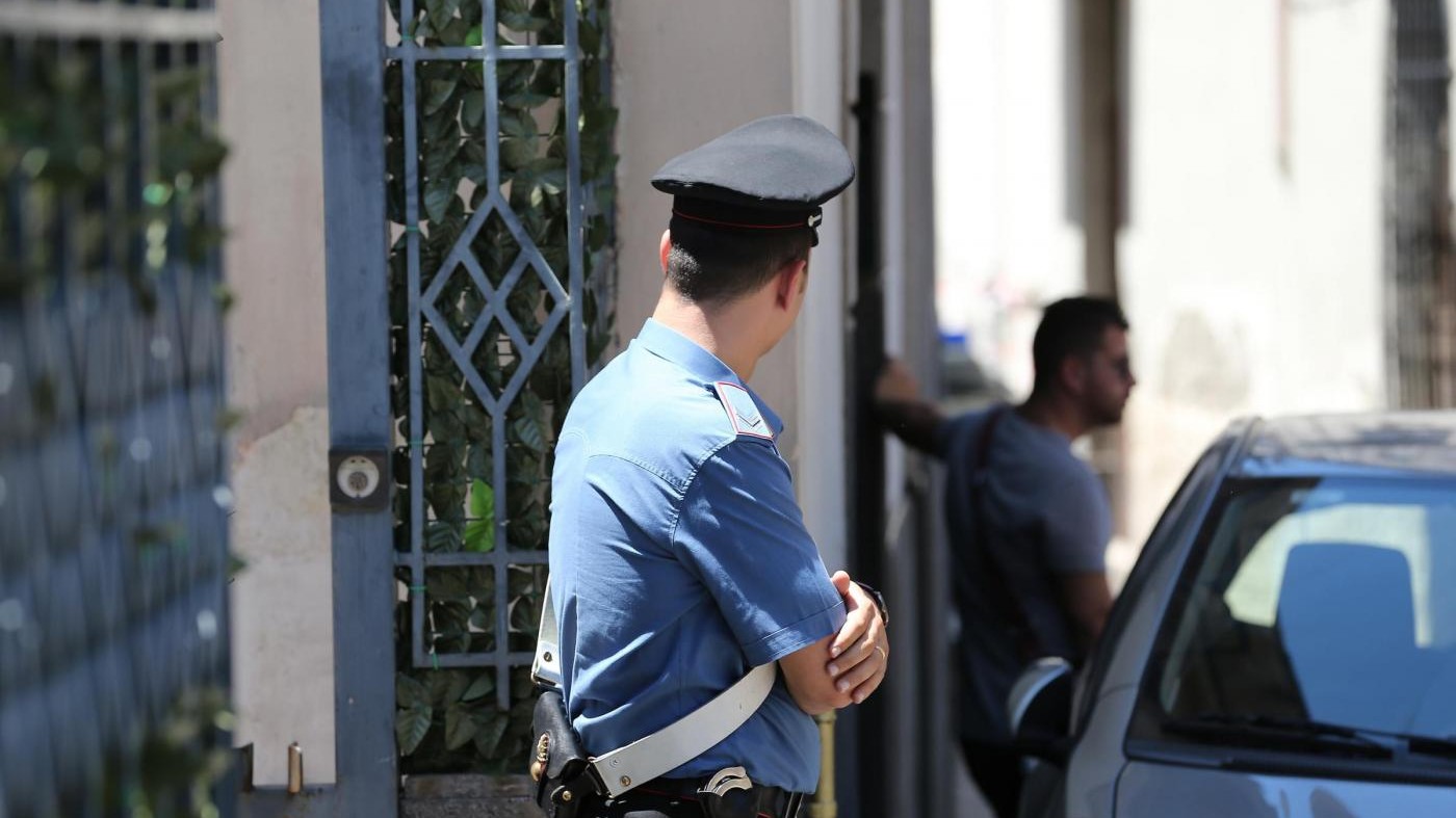 Padre picchia figli: uno lo denuncia ma il fratello tenta di investirlo