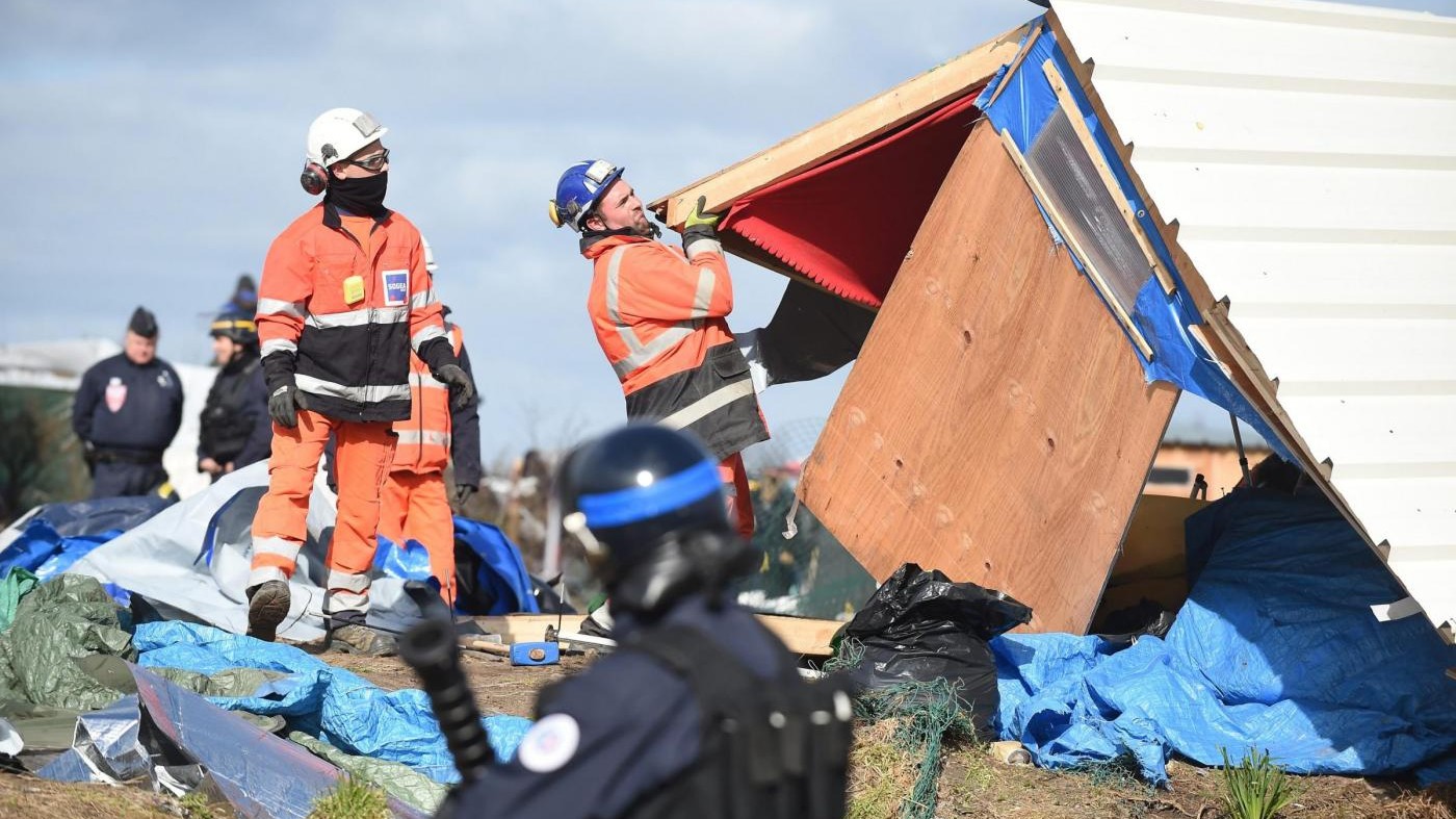 Calais, alta tensione nella Giungla. La polizia sgombera campo