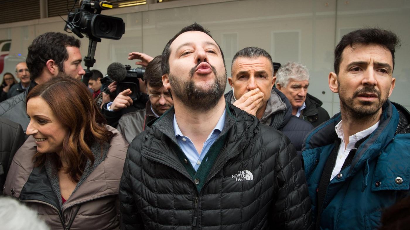 Salvini a Bologna: collettivi contestano, lui risponde con bacio