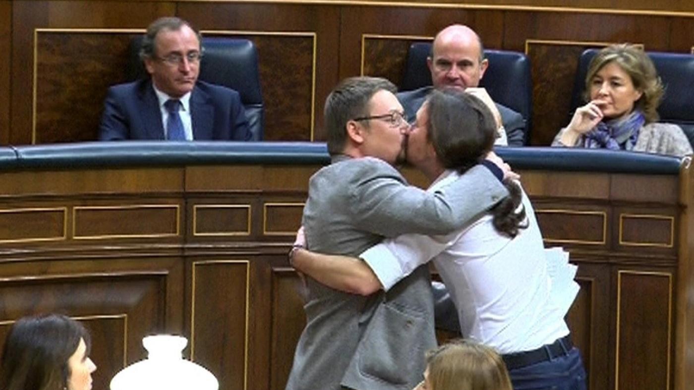 Spagna, fa scalpore il bacio in parlamento a Madrid