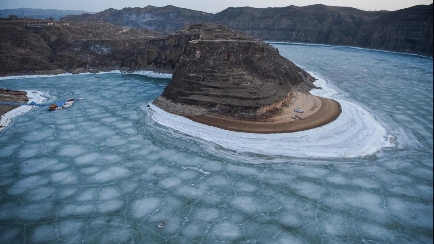Mongolia, lo spettacolo del fiume Giallo ghiacciato