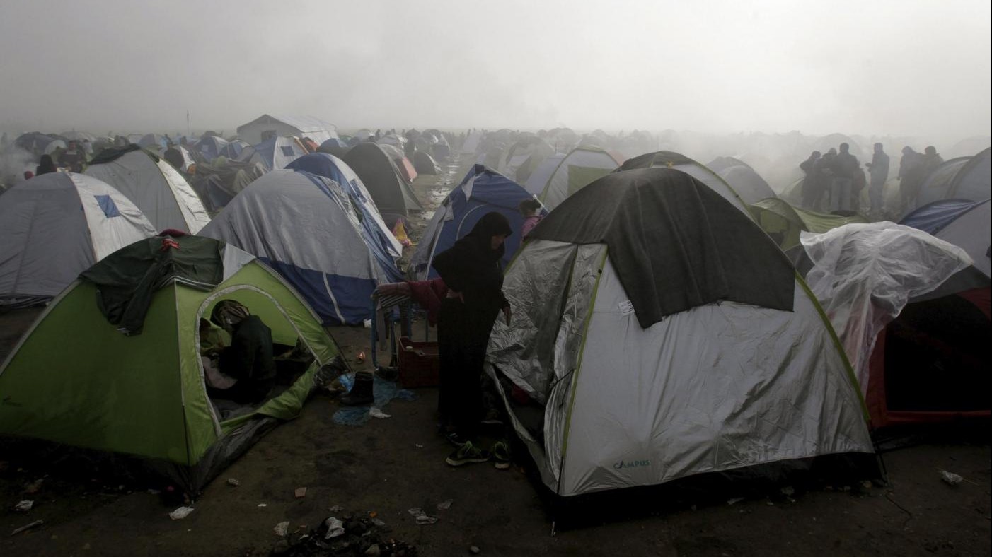 Migranti, oltre 10000 persone bloccate al confine tra Macedonia e Grecia