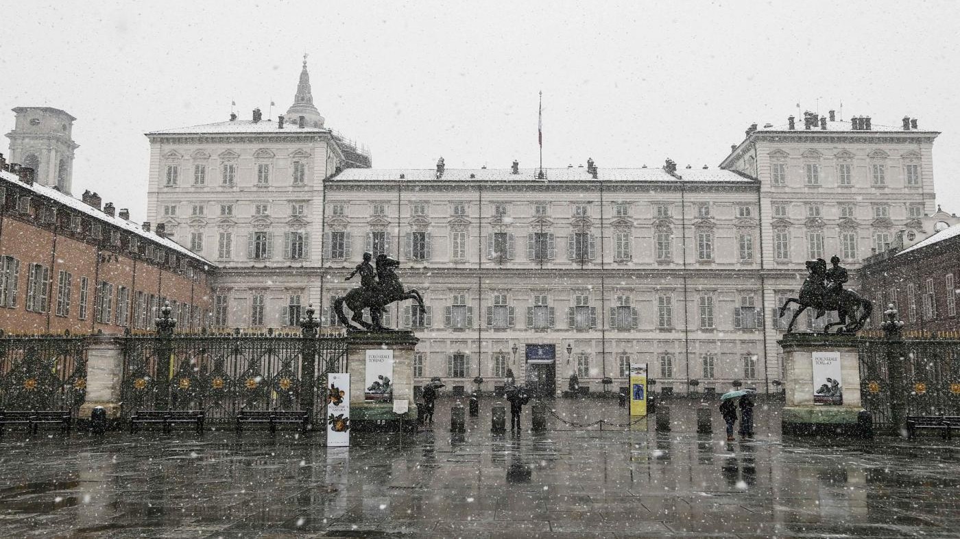 Assembramenti a Torino, stretta su chi arriva da fuori città: Non è permesso in zona arancione