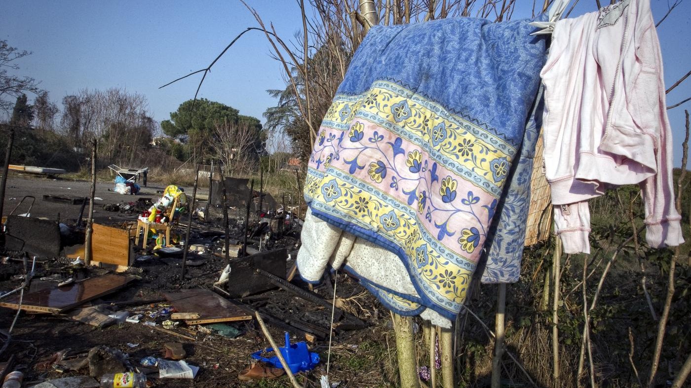 Roma, litiga con trans e dà fuoco alla baracca in cui viveva