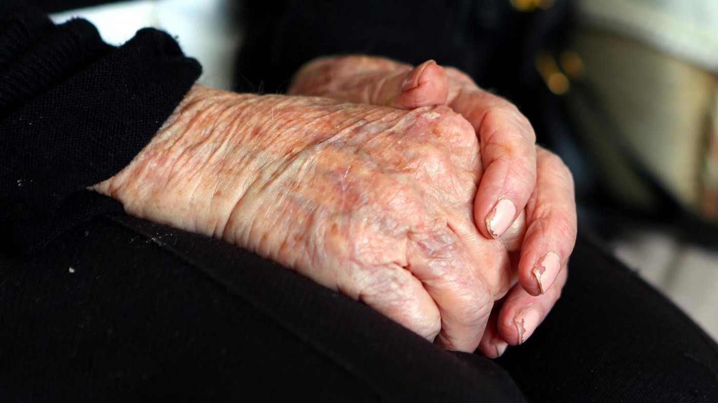 Picchiavano anziani in casa di riposo: chieste condanne fino a 20 mesi