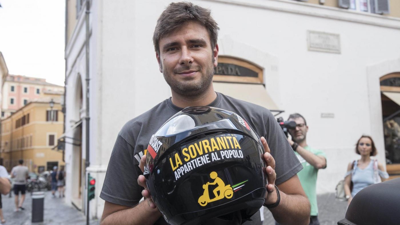 Di Battista all’attacco: Renzi un ‘pallonaro da competizione’