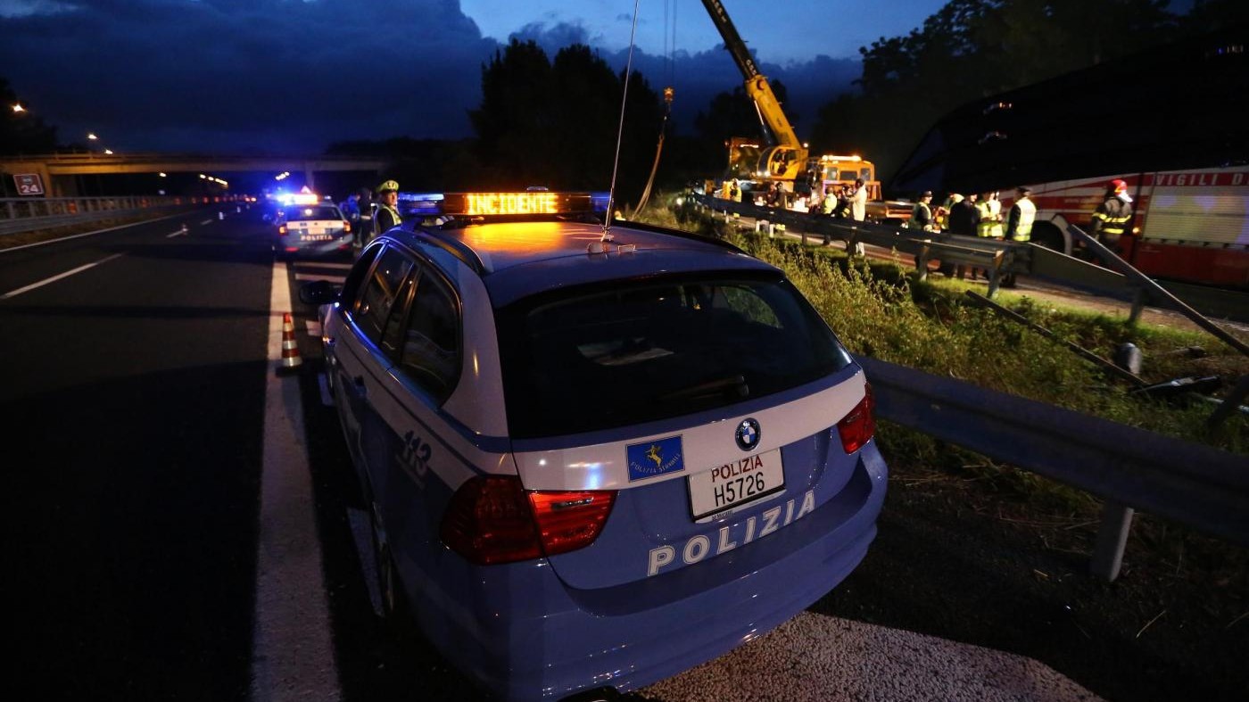 Torino, tir travolge auto con famiglia su A4: morti i genitori