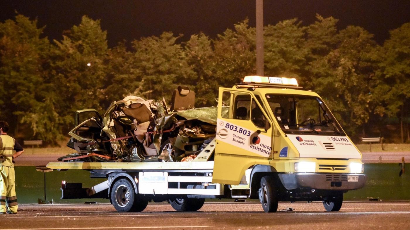 Tir travolge famiglia in auto su A4: la neonata è grave