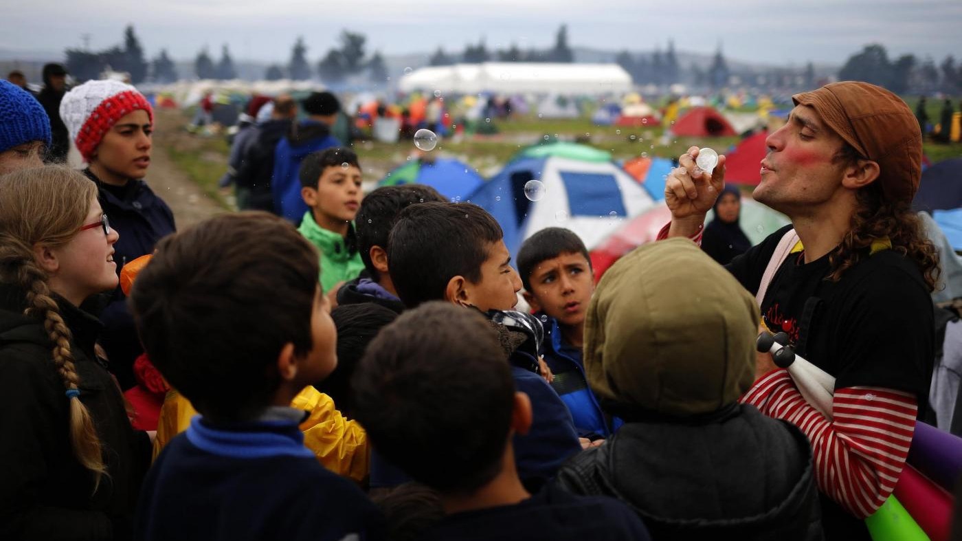 Migranti, clown intrattiene i bambini a Idomeni