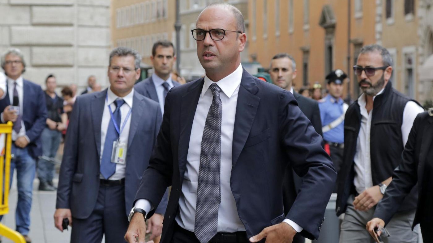 Giarrusso: Alfano ministro della malavita. Scatta la denuncia