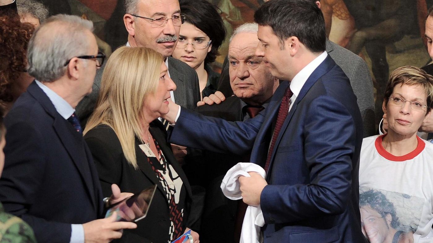 Matteo Renzi firma la legge sull’omicidio stradale