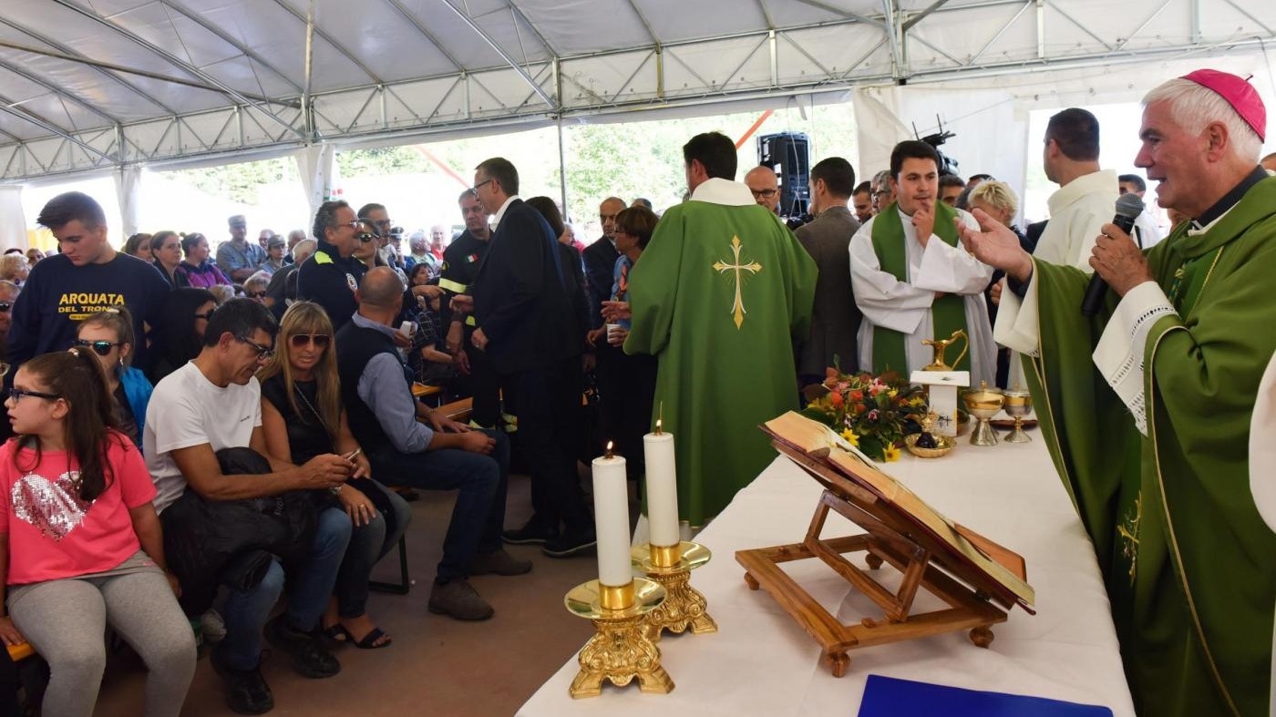 Terremoto, messa per vittime. Renzi: Non aspettiamo altro sisma