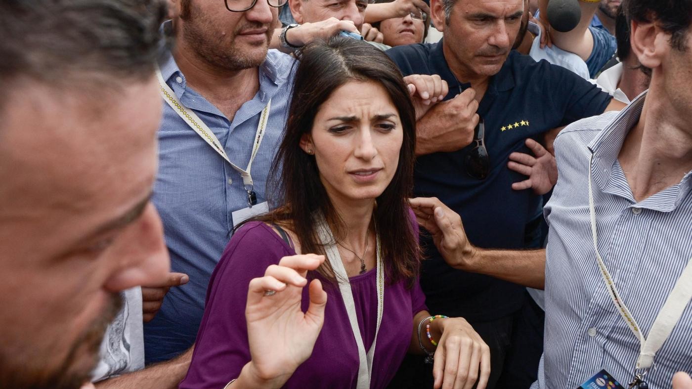Raggi nei gazebo: assalto di attivisti e insulti alla stampa