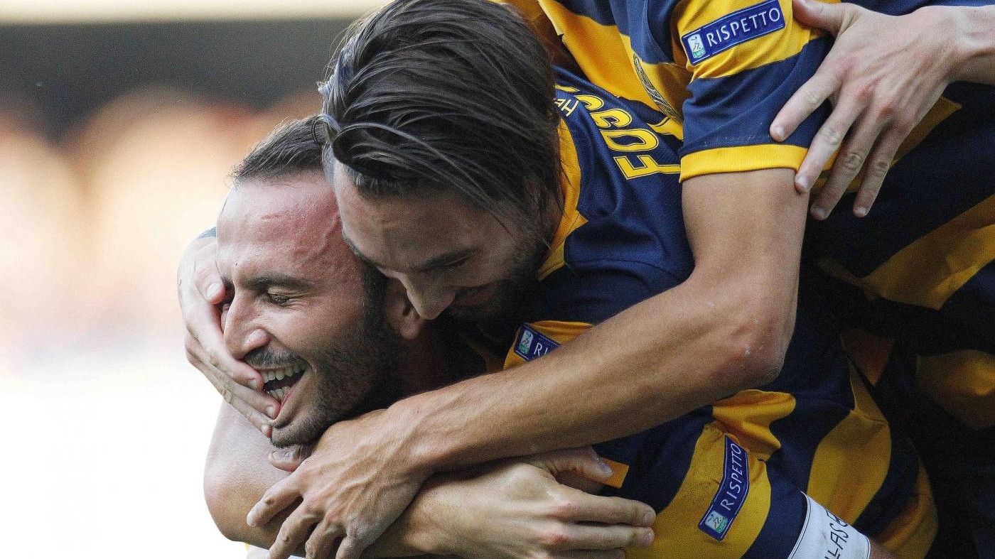 Verona-Frosinone 2-0 nel posticipo, doppietta Pazzini